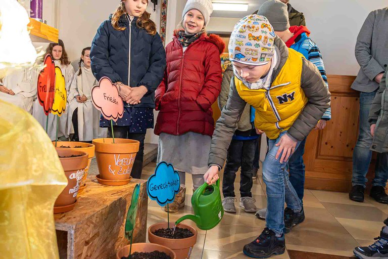 Fotos vom Gottesdienst mit den Erstkommunionkindern und der Aktion Fastensuppe