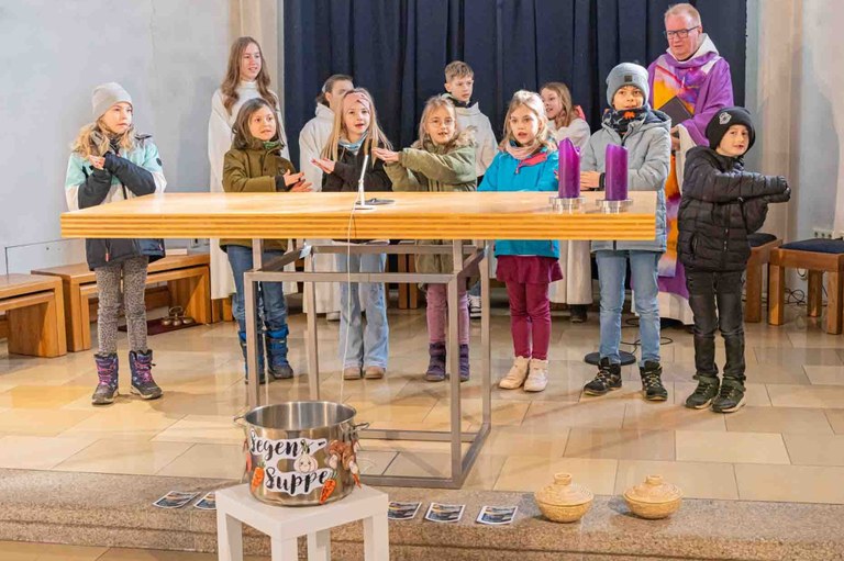 Fotos vom Gottesdienst mit den Erstkommunionkindern und der Aktion Fastensuppe
